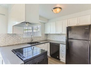 1051-1053 Birchwood Dr in Oregon City, OR - Building Photo - Building Photo