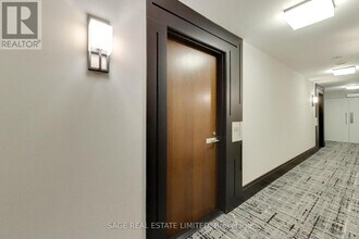 111 Elizabeth St in Toronto, ON - Building Photo - Building Photo