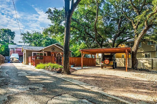 4521 Merle Dr, Unit B lower in Austin, TX - Foto de edificio - Building Photo