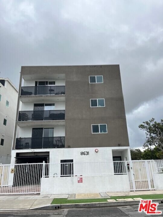 8631 Olin St in Los Angeles, CA - Building Photo
