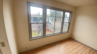 577 NW T St in Winston, OR - Building Photo - Building Photo