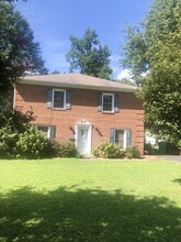 1322 Bywood Ln in Charlotte, NC - Foto de edificio - Building Photo