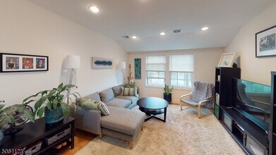 580 Ridgewood Rd in Maplewood, NJ - Foto de edificio - Building Photo