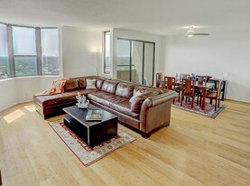 651 Bering Dr in Houston, TX - Building Photo