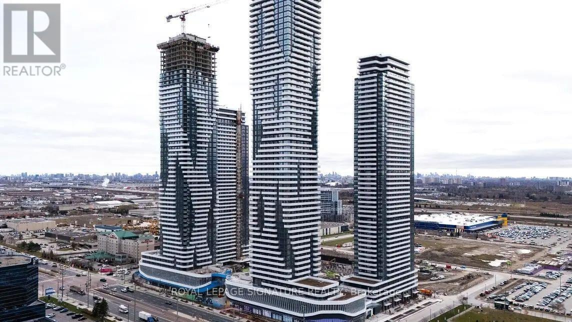 8 Interchange Wy in Vaughan, ON - Building Photo