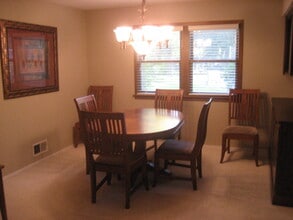 15240 Marilyn Dr in Elm Grove, WI - Foto de edificio - Building Photo