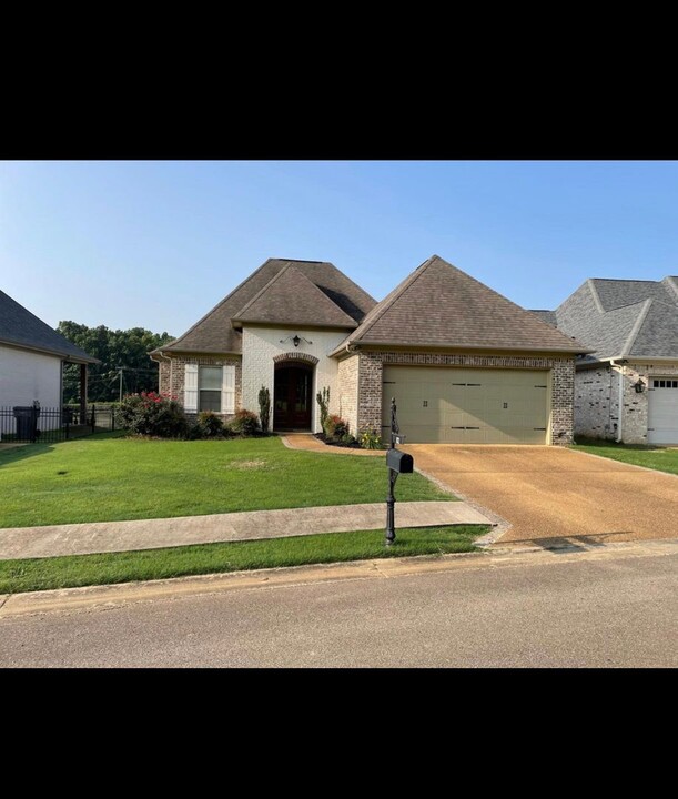 82 E Briar Lake Dr in Starkville, MS - Building Photo