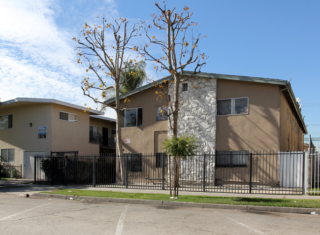 1579 Chestnut Ave in Long Beach, CA - Foto de edificio - Building Photo