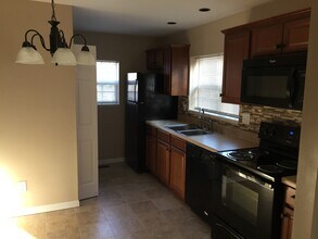 109 Sunflower Aly, Unit 1 in Pikeville, KY - Foto de edificio - Building Photo