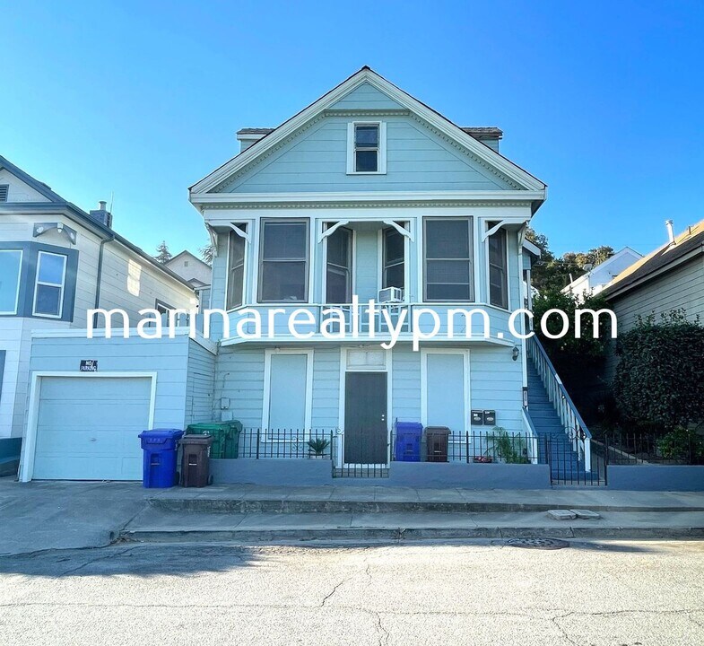 459 Loring Ave in Crockett, CA - Foto de edificio