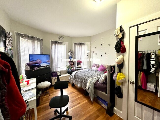 94 E Cottage St, Unit 2 in Boston, MA - Foto de edificio - Building Photo