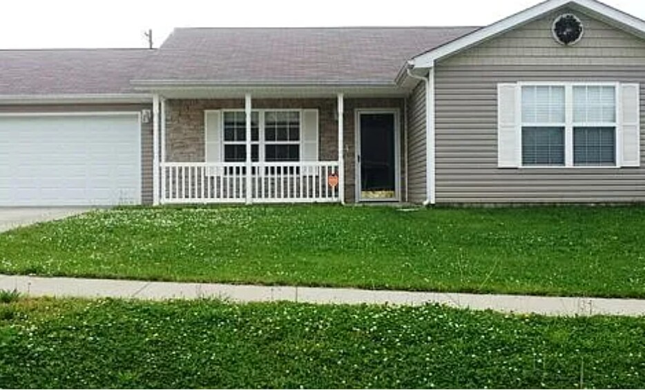 103 W Tuscany Ct in Radcliff, KY - Building Photo