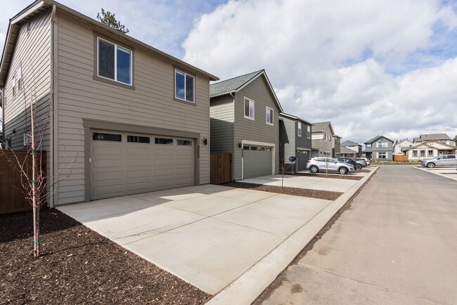 60880 SE Epic Pl in Bend, OR - Foto de edificio - Building Photo