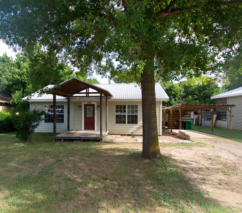 809 Jersey Ln in Brenham, TX - Building Photo