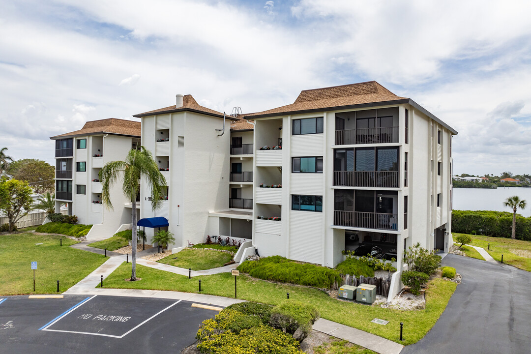 Buttonwood Cove in Longboat Key, FL - Building Photo