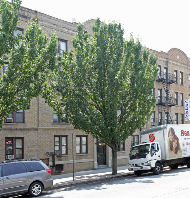 6717 Fort Hamilton Pky in Brooklyn, NY - Foto de edificio - Building Photo
