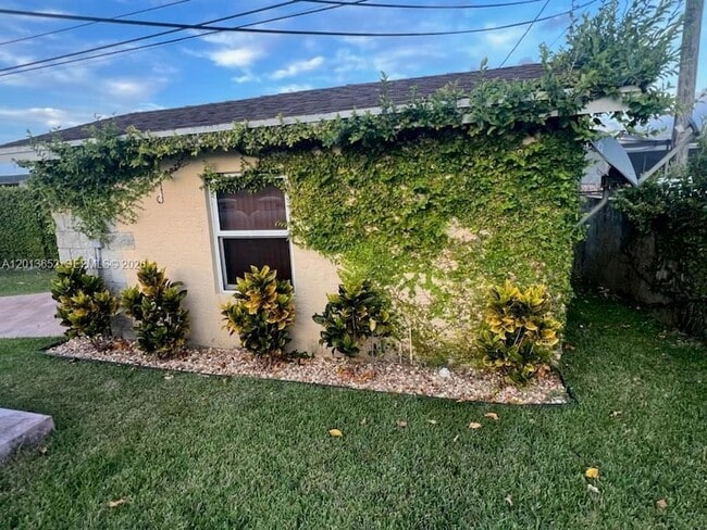 15025 Monroe St, Unit B in Miami, FL - Building Photo - Building Photo