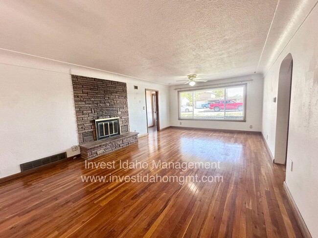 property at 2518 W Orchard Ave