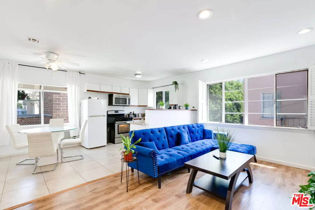 137 Rexford Dr-Unit -1/4 upper in Beverly Hills, CA - Building Photo
