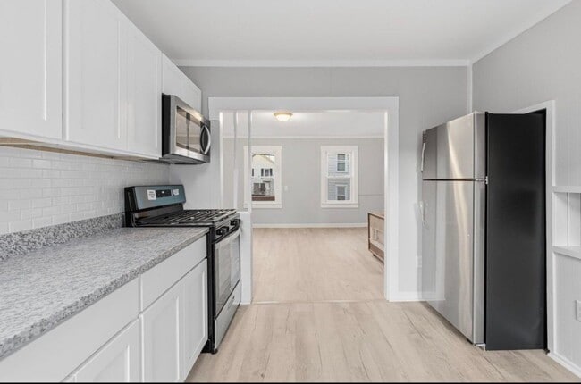 255 Rodman St, Unit Apt 3 in Fall River, MA - Foto de edificio - Building Photo