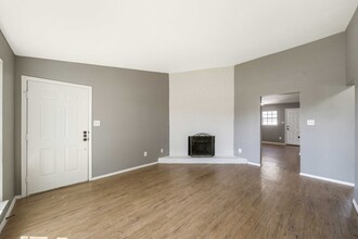 4900 E Stassney Ln in Austin, TX - Foto de edificio - Building Photo