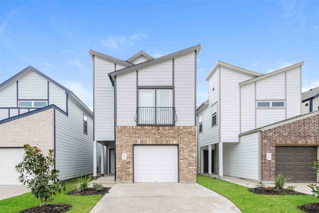 15252 Estrella Rd E in Houston, TX - Building Photo