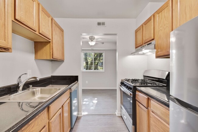 Dunhill South Apartments in District Heights, MD - Building Photo - Building Photo