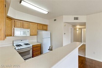 7131 S DURANGO Dr in Las Vegas, NV - Building Photo - Building Photo