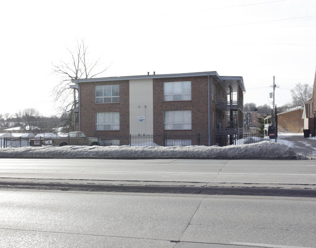 4907 Ames Ave in Omaha, NE - Foto de edificio - Building Photo