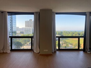 4343 N Clarendon Ave in Chicago, IL - Foto de edificio - Building Photo