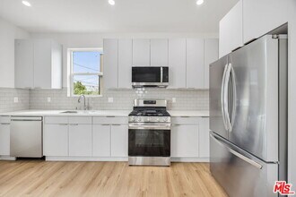 11253 Hatteras St in Los Angeles, CA - Building Photo - Building Photo