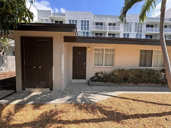 925 NE 17th Ave, Unit 5 in Fort Lauderdale, FL - Building Photo - Building Photo