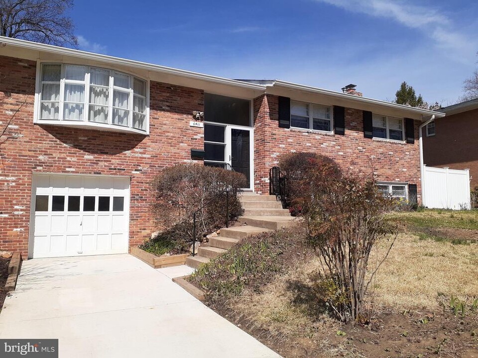 6411 Hollins Dr in Bethesda, MD - Building Photo
