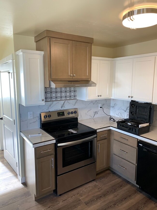 181 E Tall Fir Ct in Sisters, OR - Foto de edificio - Building Photo