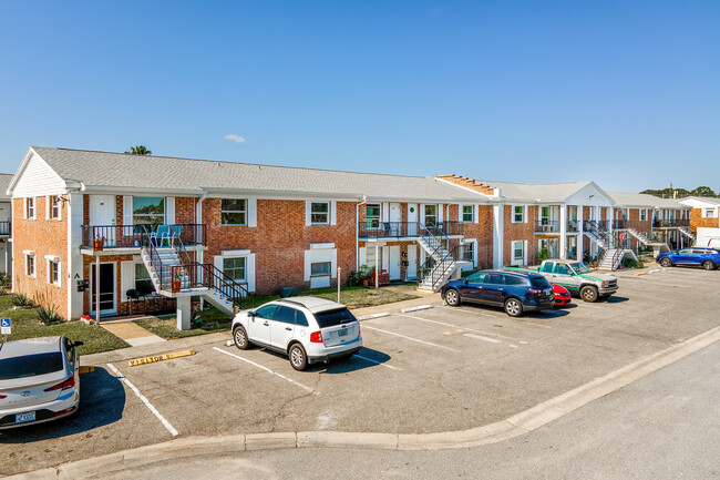 Washington Arms Club in Titusville, FL - Foto de edificio - Building Photo