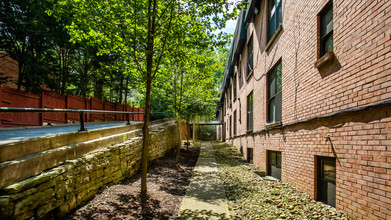 Abbey Woods Apartments in Mt. Lebanon, PA - Foto de edificio - Building Photo