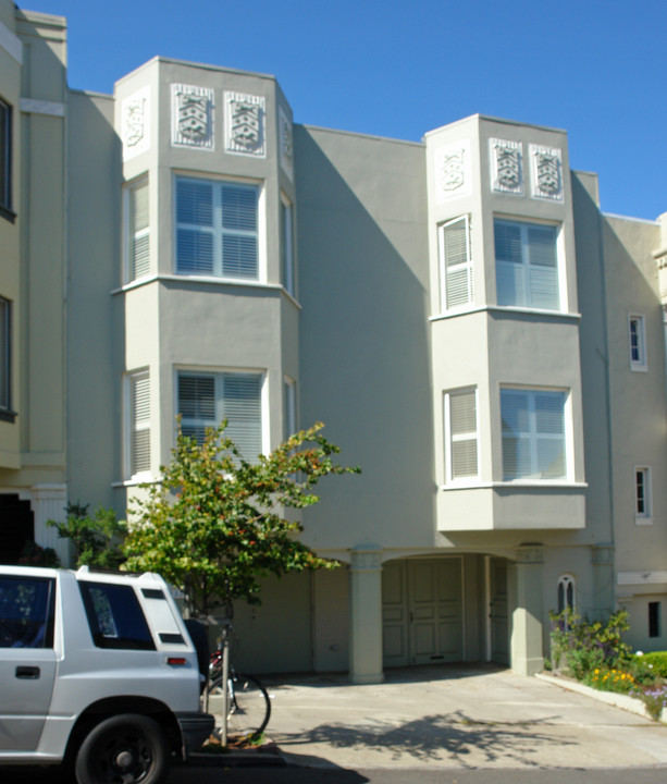 135 Beaumont Ave in San Francisco, CA - Building Photo