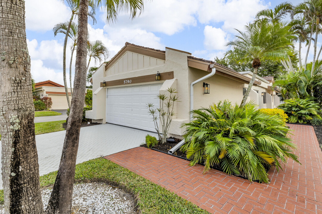 5790 Piping Rock Dr in Boynton Beach, FL - Building Photo