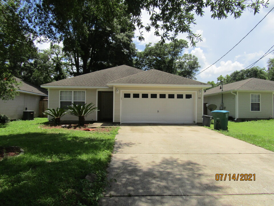 703 E Chestnut Ave in Crestview, FL - Building Photo