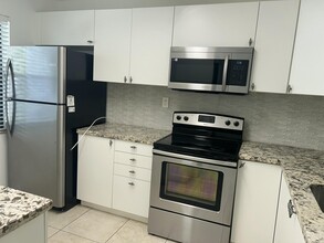 1290 S Military Trail in Deerfield Beach, FL - Building Photo - Building Photo