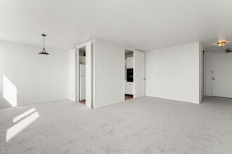 1700 E 56th St in Chicago, IL - Building Photo - Building Photo