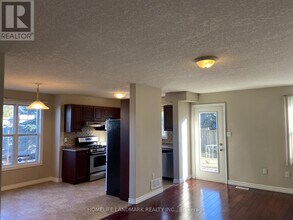 573 Chablis Dr in Waterloo, ON - Building Photo - Building Photo