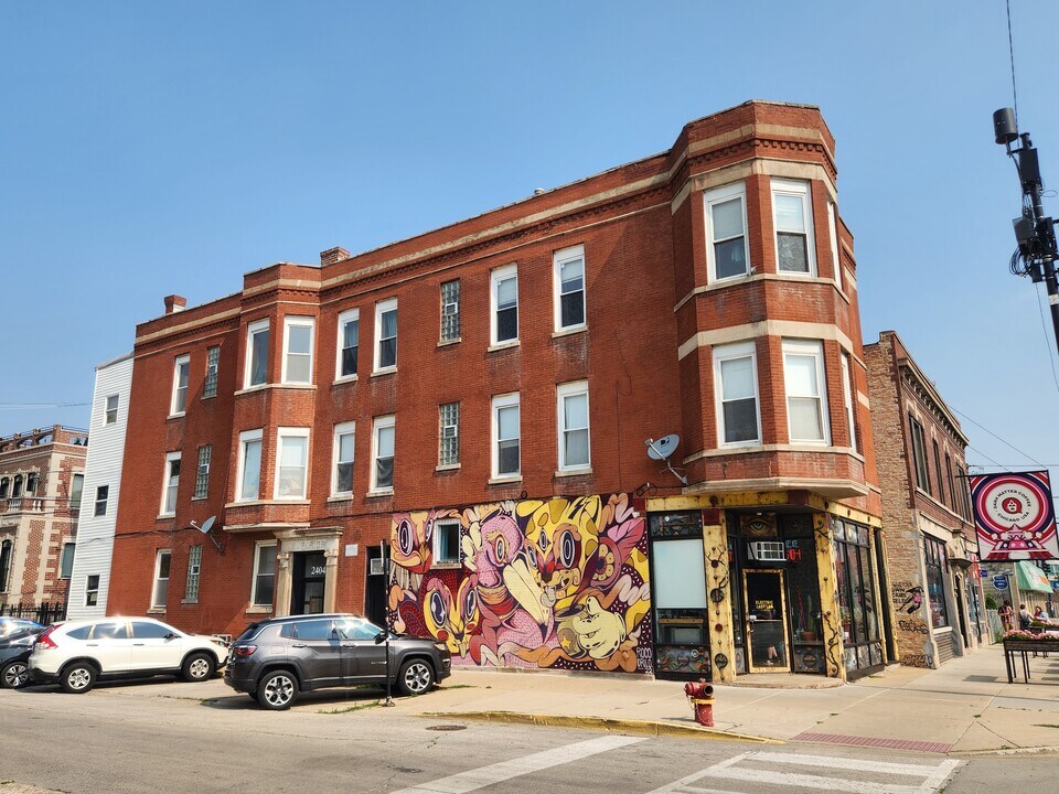 2404 W Superior St, Unit 2E in Chicago, IL - Building Photo