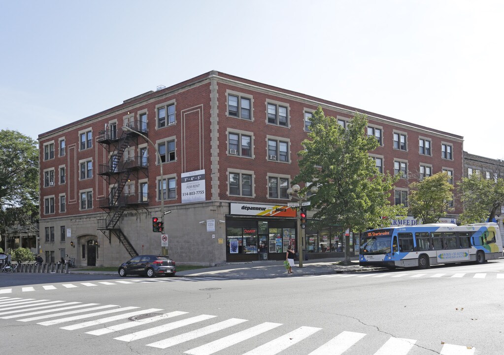 5750-5764 Sherbrooke Rue O in Montréal, QC - Building Photo