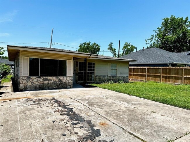 property at 5009 Chennault Rd
