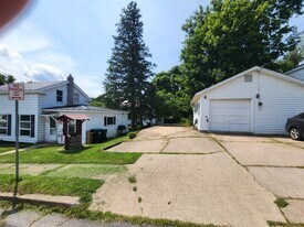 123 W Mohawk St in Oswego, NY - Building Photo