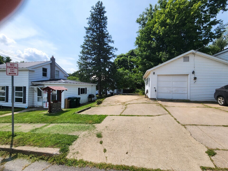 123 W Mohawk St in Oswego, NY - Foto de edificio