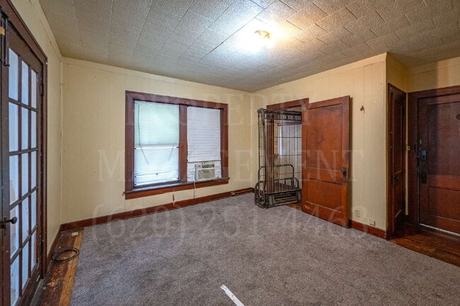 property at 405 W 5th St