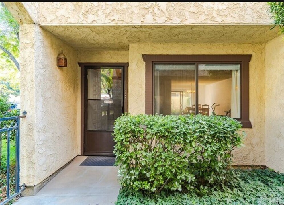 1342 W Avenue J4 in Lancaster, CA - Building Photo