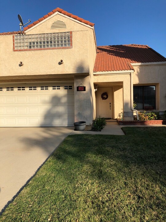 2160 Crosscreek Ave in Simi Valley, CA - Foto de edificio